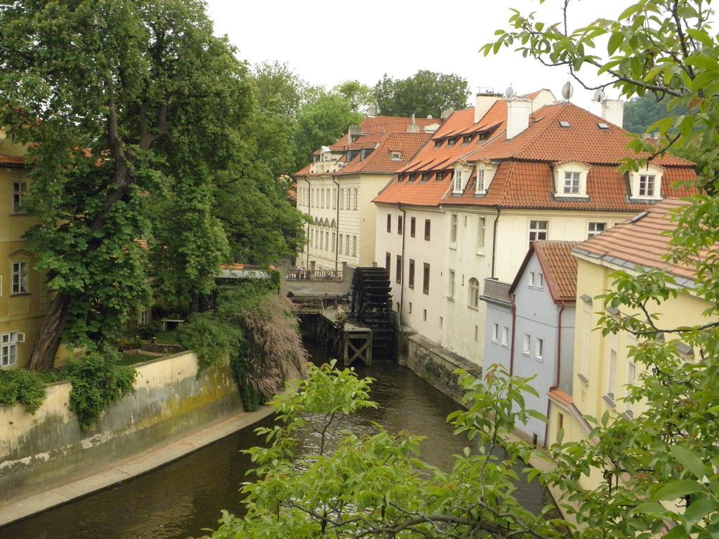 Apartment Dum U Cerneho Beranka Prag Zimmer foto